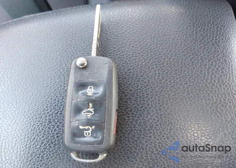 2010 Volkswagen Jetta Limited Edition z USA, uszkodzony, nr VIN 3VWRX7AJ2AM095286